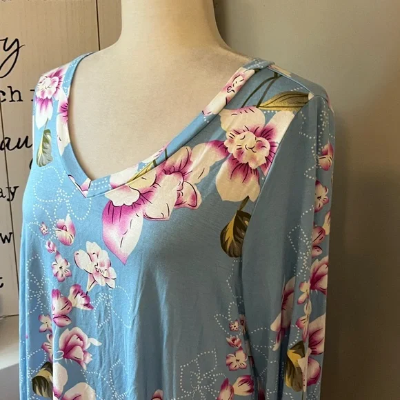 NWT Size XL Blue Floral Print Blue Women's Tunic Top W/Long Sleeve & V-Neckline - Picture 4 of 13